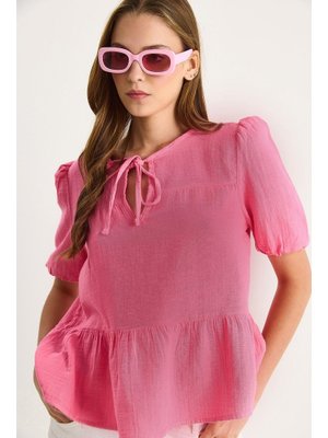 Pembe Yakası Bağlamalı Kolları Lastikli Müslin Bluz