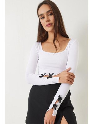Beyaz Kare Yaka Kolu Fiyonk Detaylı Fit Bluz