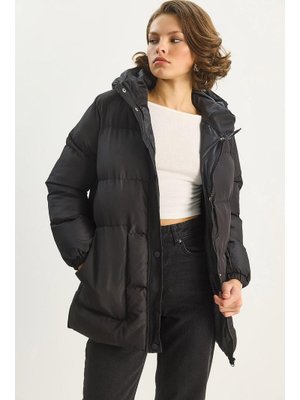 Siyah Regular Fit Kapüşonlu Fermuarlı Astarlı Cepli Şişme Mont
