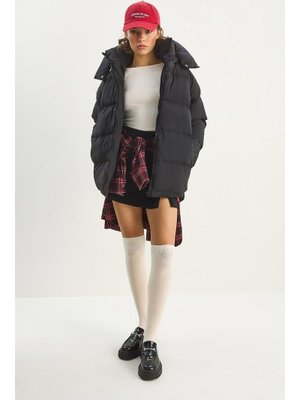 Siyah Kapüşonlu Cep Detaylı Astarlı Oversize Krinkıl Şişme Mont