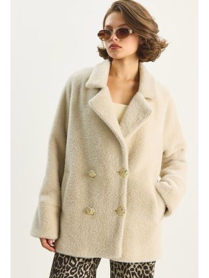 Bej Şık Düğme Detaylı Cepli Astarlı Oversize Peluş Mont
