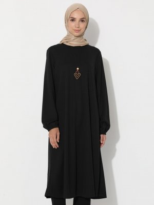 Siyah Kolye Detaylı Tunik