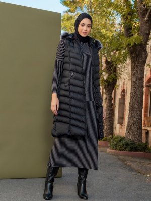 Siyah Şapkası Kürk Detaylı Yelek Siyah Şapkası Kürk Detaylı Yelek